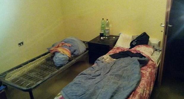 Redazione di operai Contro, il giornalista (articolo sotto) descrive la storia con perbenismo ipocrita e bigotto, in funzione antioperaia e velatamente razzista. Ma il fatto permane tutto: Operai schiavizzati dal padrone  costretti a “dormire” in un capannone fatiscente, scoperti “casualmente” da un allarme alluvione in questi giorni di pioggia. Lampedusa? Villa literno? No, Germignana, 3800 abitanti, profondo nord d’italia, provincia di Varese, 3 km dal confine con la Svizzera (dove si recavano a lavorare quotidianamente).Altro che “pane e cioccolata”, pane cipolla e omertà nella società, tutt’ intorno agli sfruttati, recintati. Prato, Rosarno o Germignana, la lista si riempie. Il sistema “integrato” […]