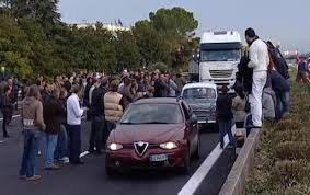 Ancora botte per gli operai della Videocon Dopo il danno la beffa!!! Per gli operai della videocon (ex Videocolor)di Anagni. Il  tribunale di Frosinone ha emesso 60 provvedimenti di condanna a carico degli operai della Videocon per interruzione di servizio pubblico. I fatti si riferiscono ai blocchi effettuati dagli operai nel 2009,sull’autostrada A1 tra Roma e Napoli, durante la lotta per impedire la chiusura della fabbrica. A quei tempi, la proprietà cambiò padrone, e fu acquistata dagli indiani della Dooth, che rinunciarono poi in seguito a rilanciare il sito produttivo. Un film già visto. La condanna è di 15 […]