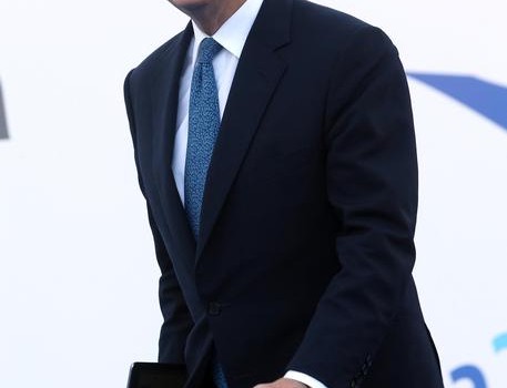 Redazione, non ci voleva la laurea e neanche i milioni di euro accumulati da Draghi Qualsiasi operaio sa che non c’è nessuna ripresa e quindi non ci può essere nessuna accellersazxione ANSA: L’indice Pmi dell’Eurozona pubblicato ieri suggerisce che “una ripresa più forte è improbabile nei prossimi mesi, con i nuovi ordini in calo per la prima volta dal luglio 2013”. Lo ha detto il presidente della Bce, Mario Draghi, a un congresso a Francoforte. La Bce farà “tutto quello che dobbiamo fare per alzare l’inflazione e le aspettative d’inflazione il più veloce possibile”, e se l’attuale politica monetaria non […]