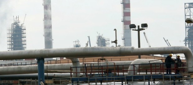 Redazione di Operai Contro, Livorno è un cimitero di fabbriche, abitata da disoccupati. Grandi fabbriche che chiudono, saracinesche di piccoli negozi di quartiere che si abbassano definitivamente, aziende che minacciano di lasciare il territorio. Al solito il Governo,ha accettato la proposta di Regione, Provincia e Comune di allestire un tavolo  “per rilanciare la ripresa produttiva e occupazionale della città” I tavoli non costano niente,servono per portare ancora più allo sbando gli operai e i sindacalisti possono intascare tranquillamente le mazzette dai padroni La città di Livorno ha un tasso di disoccupazione intorno al 9% ed è da anni al […]