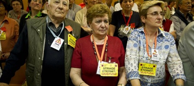 Redazione di Operai Contro, la magistratura dello stato dei padroni italiani lavora con metodo. Dopo anni di processo, migliaia di operai assassinati, la cassazione dichiara prescritto il reato e manda quindi assolti i padroni Guariniello, il magistrato che aveva dichiarato che la prima sentenza di condanna a 16 anni era storica, continua a prendere in giro i morti e le loro famiglie Operai, non dimentichiamo la magistratura dello stato dei padroni ha mandato assolti gli assassini di migliaia di operai Un Operaio di Sesto San Giovanni ANSA Non ci sarà più giustizia per migliaia di vittime dell’amianto, almeno per […]