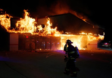 Redazione, se sei un povero cristo, bianco, nero ispanico, negli USA troverai sempre un poliziotto bianco, che ti ammazza Darren Wilson, il poliziotto che a Ferguson sparo’ e uccise il diciottenne nero Michael Brown, non sara’ incriminato. Lo ha deciso il Gran giurì. Per i giurati non ci sono prove sufficienti. L’annuncio e’ arrivato in serata dal procuratore “Siamo una nazione basata sullo Stato del diritto, dobbiamo accettare il fatto che questa è stata la decisione del Gran giuri’. Ci sara’ gente arrabbiata. Cosi’ Barack Obama dopo l’annuncio che l’agente Darren Wilson non sara’ incriminato per la morte di Mike […]