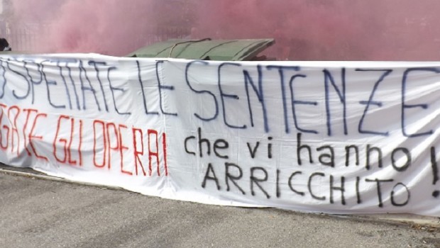 “   Redazione Operai Contro,  Venerdì scorso cinque operai licenziati dalla Glas Vetro Srl (ex Fortglas) di Trento sud si sono presentati davanti ai cancelli della fabbrica di vetri speciali per richiedere la loro reintegrazione al lavoro (come da ordinanza del Tribunale di Trento) ed il pagamento dei soldi arretrati. Davanti alla fabbrica ha sostenere il presidio di protesta vi erano tutti gli operai della fabbrica in sciopero e diversi operai di altre fabbriche della zona circostante. Il padrone titolare dell’azienda sostenuto dalle forze dell’ordine è stato bloccato al suo ingresso in fabbrica e gli operai incazzati hanno avuto con lui un confronto piuttosto teso, coadiuvati […]