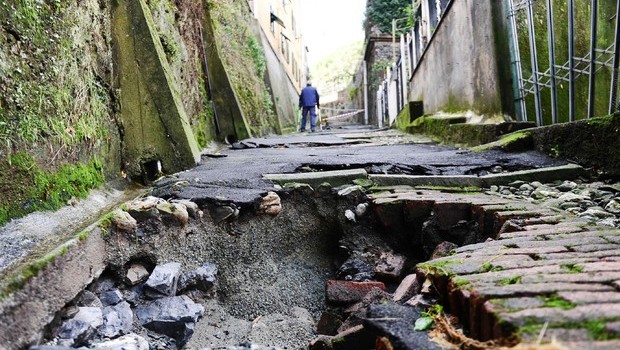 Redazione, Renzi appena tornato dalle vacanze in Australia rottama tutti: “Non parlino di condoni a me: ho fatto un piano strutturale a volumi zero. Ora mettiamo a posto i danni” Che cazzo voglia dire con “piano strutturale a volumi zero” non lo sa neanche Renzi, ma fa effetto. Sappiamo che l’Italia continua ad essere sommersa, Sappiamo che gli operai continuano ad essere licenziati Sappiamo che i padroni continuano ad applaudire il messia del Pd Un lettore Cronaca   La pioggia non dà tregua alle regioni più colpite dal maltempo: la settimana si apre infatti con l’arrivo dalla Francia di […]