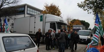 Redazione Operai contro, Venerdì mattina tutti gli operai e tutti gli impiegati della Grifo Latte di Ponte San Giovanni (PG) in Umbria hanno iniziato uno sciopero ad oltranza con presidio per protestare contro i licenziamenti effettuati dal padrone dell’azienda casearia. Nei giorni scorsi infatti, a tutti gli operai del reparto magazzino sono state recapitate le lettere di licenziamento con le motivazioni di esternalizzare la loro mansione ovvero verranno assunti da un impresa esterna.  Di fronte a questa decisione unilaterale ed illegittima del padrone del caseificio, gli operai del reparto produzione con gli impiegati si sono mobilitati per sostenere i colleghi licenziati e per chiederne il reintegro […]