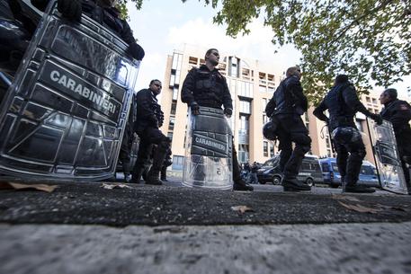 Redazione, alla fine il gangster e i suoi luogotenenti ci sono riusciti. Hanno scatenato i poveri cristi di Tor Sapienza contro 72 immigrati che hanno richiesto asilo politico. Come è riuscito il Pd a scatenare i miserabili italiani contro i 72 miserabili immigrati? Semplicemente non facendo un cazzo per gli abitanti di Tor Sapienza e per i rifugiati politici un romano  