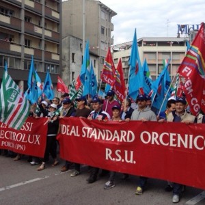 Redazione di Operai Contro, “Il Ministero del Lavoro e delle Politiche Sociali, preso atto dell’impossibilità di addivenire ad un’intesa condivisa tra le parti, dichiara conclusa con mancato accordo la procedura di cui al DPR 218/2000”. Detto altrimenti: una nota che significa la messa in mobilità per 398 addetti dello stabilimento di Orcenico, provincia di Pordenone, della Ideal Standard. Nessuna proroga della Cassa integrazione, con l’azienda che, praticamente, ha già fatto partire tutte le lettere di licenziamento. Operai, i tavoli finiscono così. I tavoli servono solo a portare allo sbando gli operai Gli operai che fanno finta di crederci, in […]