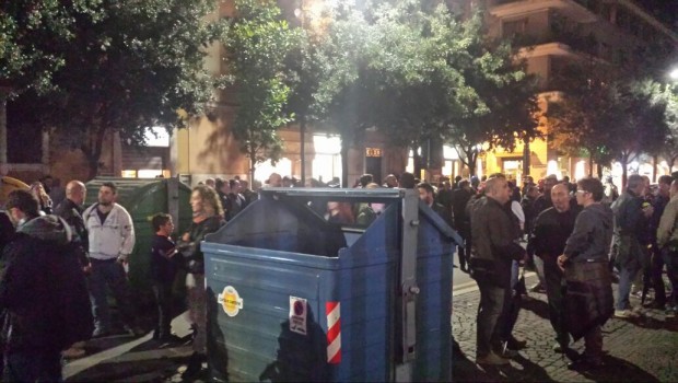 Operai Contro, Lunedì mattina sono  arrivate a poco più di 200 operai dell’Ilserv (su 330 totali) le raccomandate che annunciano l’attivazione della cassa integrazione straordinaria, concretizzando gli interrogativi sulla possibilità di ripresa dell’attività all’interno dell’acciaieria. «Con la presente – si legge nella lettera indirizzata ai lavoratori interessati – Le comunichiamo che, in applicazione della procedura iniziata il 16 ottobre u.s. con comunicazione  alle OO.SS. e terminata con verbale accordo il 12 novembre u.s. Ella sarà considerato in cassa integrazione guadagni a zero ore dal giorno 13 novembre u.s. fino ad altra, ulteriore nostra comunicazione». La cassa integrazione «troverà affettiva […]