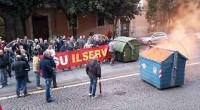 Redazione di Operai Contro, i padroni si fanno la guerra e noi operai ne paghiamo le conseguenze Dal corriere di Terni: Torna a precipitare la situazione di Ilserv, la principale azienda di servizio di Ast, 320 dipendenti, i cui contratti di appalto sono prorogati fino al 31 dicembre. In una nota comunicata nella serata di venerdì 14 novembre ai sindacati e al personale la proprietàdi Ilserv, la Harsco, informa che “fin dal 2011 ha provato a definire un accordo per rinnovare i contratti”, ma che “la nostra proposta, nonostante i miglioramenti, è stata valutata dal cliente non sufficientemente competitiva… posizioni sono risultate troppo distanti, fino al punto in cui non è stato […]