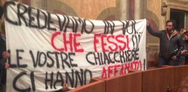   Redazione, vogliono costringere a tutti i costi ad un accordo capestro gli operai dell’AST Intanto palazzo Spada (Comune) sarà occupato ad oltranza anche dai lavoratori dell’Isrim. «Non ci muoveremo fino a quando non ci sarà una soluzione anche per noi» dice Anna Rita Pellegrini. La pazienza dei lavoratori dell’Isrim è saltato dopo l’approvazione dell’ennesimo atto di indirizzo discusso e votato in consiglio comunale. «Le solite chiacchiere» taglia corto Pellegrini, da 22 anni all’Isrim, società di ricerca applicata di proprietà pubblica. «Servono i fatti. Regione, Provincia e Comune si sono spesi per l’Ast e lo stesso devono fare per […]