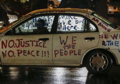 Redazione di operai Contro, negli USA la polizia protegge gli assassini dei giovani specie se neri Se dopo ci sono proteste, volano le manganellate e gli arresti Piu’ di 400 persone sono state arrestate a Ferguson e in tutti gli Stati Uniti in seguito alle proteste per la decisione del grand jury di non incriminare il poliziotto che ha ucciso Michael Brown. Manifestazioni si sono avute in tutte le grandi citta’ degli Stati Uniti, da Boston a Dallas, da New York ad Atlanta. Continuano su Twitter gli appelli delle star a boicottare il ‘Black Friday’ (la giornata dei grandi […]