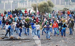 Aperta inchiesta, prevista marcia di protesta Il video dell’uccisione di un giovane arabo-israeliano a Kafr Kana (nord Israele), pubblicato da Haaretz e Ynet, scatena le polemiche. Gli agenti, si afferma, potrebbero aver violato i protocolli dopo l’aggressione del giovane, che si lancia – armato di coltello – contro una vettura con quattro agenti a bordo. Nel video si vede la sequenza un agente che scende dall’auto e uccide il giovane che indietreggia. 09 novembre 2014Sono scesi in piazza in cinquemila, forse di più, nel villaggio Kafr Kana, nel nord di Israele, per protestare contro la morte di un 22enne […]