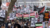 Migliaia di studenti di tutte le università londinesi hanno marciato questo pomeriggio nella capitale britannica, contro il governo conservatore di David Cameron, contro i tagli previsti dalla nuova legge di bilancio e l’aumento delle tasse universitarie. Gli studenti hanno marciato per “una università libera – o gratuita, perché in Inglese il termine free vuol dire entrambe le cose – e per la fine dell’austerità”. La marcia è stata organizzata dalla National Campaign Against Fees and Cuts (Campagna nazionale contro le tasse e i tagli) e dalla Student Assembly Against Austerity (Assemblea Studentesca contro l’austerità). E’ stata la piu’ grande […]