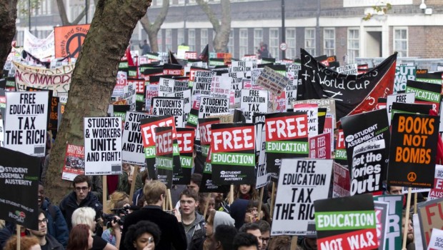 Migliaia di studenti di tutte le università londinesi hanno marciato questo pomeriggio nella capitale britannica, contro il governo conservatore di David Cameron, contro i tagli previsti dalla nuova legge di bilancio e l’aumento delle tasse universitarie. Gli studenti hanno marciato per “una università libera – o gratuita, perché in Inglese il termine free vuol dire entrambe le cose – e per la fine dell’austerità”. La marcia è stata organizzata dalla National Campaign Against Fees and Cuts (Campagna nazionale contro le tasse e i tagli) e dalla Student Assembly Against Austerity (Assemblea Studentesca contro l’austerità). E’ stata la piu’ grande […]