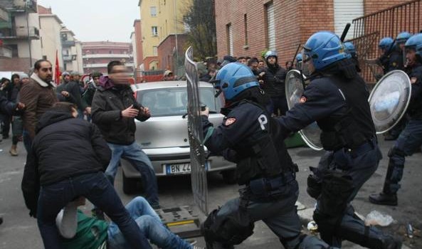 Caro Operai Contro, sono ormai quotidiani gli scontri a Milano contro gli sfratti. Il manganello è la risposta vera a chi occupa case vuote, come denunciavi con il titolo “La guerra di Milano”. Guerra agli affamatori. Occupiamo le case. Guerra ai padroni contro lo sfruttamento e i licenziamenti. Guerra alla società che ci porta in rovina. La guerra alla guerra è una necessità. Allego dal “Fatto quotidiano” lo scontro di ieri contro lo sgombero.   ” Per gli occupanti è stata una mattina movimentata finita nello stesso appartamento in cui sono entrati un mese fa: hanno scardinato la serratura […]