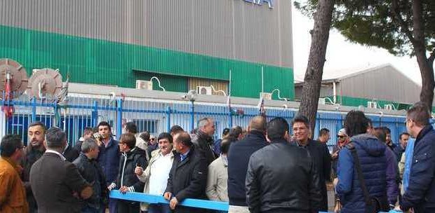 Redazione operai contro, Vi invio un articolo che riguarda gli operai della Marcegaglia di Taranto, azienda pugliese della famiglia Marcegaglia. Gli operai che ora protestano contro il governo per la mancanza del rinnovo della proroga della cassa integrazione straordinaria per un altro anno, sono gli stessi operai che pochi mesi fa si erano fatti convincere ed illudere dai funzionari sindacali Fiom, Fim e Uilm e dalle istituzioni locali e dai politici chiaccheroni affinché accettassero l’accordo che metteva la parola fine alle mobilitazioni degli operai per difendere la fabbrica. L’accordo di “Pinocchio” che era finalizzato alla reindustrializzazione dell’area con l’intervento di nuovi soggetti industriali interessati allo stabilimento […]