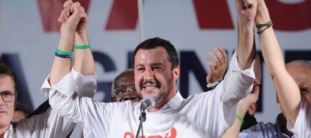 La Lega Nord  presenta, dopo Sicilia e Calabria, il movimento ‘Noi con Salvini’ in Campania. Il leader del ‘Carroccio’ non c’è, al suo posto il senatore Raffaele Volpi che ribadisce le scuse per i cori e le offese fatte in passato da alcuni suoi colleghi leghisti nei confronti dei napoletani. “Siamo qui per raccogliere forze nuove – spiega Volpi -, ‘Noi con Salvini’ partecipa alle regionali in Campania e più che ad alleanze per il momento pensa di essere “la terza forza autonoma” in Campania oltre al centro sinistra e al centro destra”. Fuori dall’hotel dove si svolge l’incontro […]