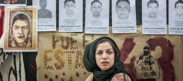 dal fatto quotidiano Pietre e molotov contro il palazzo del governo a Città del Messico. Decine di migliaia di persone hanno marciato non solo nella capitale, ma in tutto il Paese, nell’anniversario dello scoppio della rivoluzione del 1910, per chiedere giustizia e verità nella vicenda dei 43 studenti scomparsi che, secondo la versione ufficiale, sono stati massacrati da tre sicari del gruppo narcos Guerreros Unidos. A Città del Messico la manifestazione, in gran parte pacifica, si è però conclusa con scontri violenti fra polizia e giovani incappucciati. Al grido di “assassini, assassini” i manifestanti più violenti hanno iniziato a lanciare petardi e […]