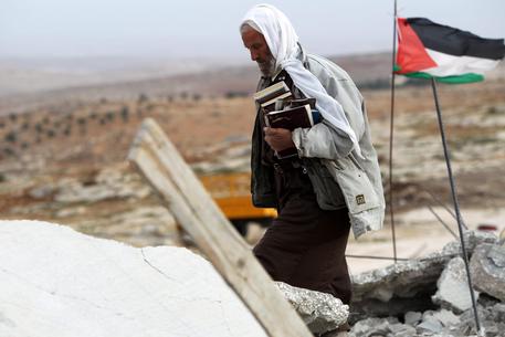 Redazione di Operai Contro, i giornalisti parlavano del diavolo ISIS I giovani arabi dell’ISIS sono stati presentati come i più terribili terroristi mai apparsi sulla faccia della terra Intanto il carnefice USA continuava a massacrarli con i bombardamenti Veniva riabilitato il sanguinario dittatore Saddam alleato di ferro dei padroni russi in Medio Oriente I Kurdi dimenticano i padroni Kurdi per combattere l’ISIS Intanto i padroni Israeliani continuavano il genocidio degli arabi palestinesi I padroni di tutto il mondo brindavano contenti Ma gli israeliani hanno accesa la rabbia dei palestinesi Al destino di morire come pecore nei campi di concentramento […]