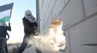 Redazione di operai Contro, mentre i padroni di tutta l’europa celebrano la caduta del muro di Berlino, tutti tacevano sul muro che i padroni Israeliani hanno innalzato in Israele contro i palestinesi I giovani abitanti della West Bank, come riporta Al Jazeera, hanno individuato una parte del muro poco controllata, nella zona del villaggio di Bir Nabala, tra Gerusalemme e Ramallah, e, armati di mazzuolo, lo hanno colpito fino ad aprire un buco grande abbastanza per permettere il passaggio di una persona. Un varco che rappresenta la fine di una separazione che dura, ormai, dapiù di 60 anni. “Non importa quanto […]