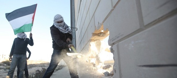 Redazione di operai Contro, mentre i padroni di tutta l’europa celebrano la caduta del muro di Berlino, tutti tacevano sul muro che i padroni Israeliani hanno innalzato in Israele contro i palestinesi I giovani abitanti della West Bank, come riporta Al Jazeera, hanno individuato una parte del muro poco controllata, nella zona del villaggio di Bir Nabala, tra Gerusalemme e Ramallah, e, armati di mazzuolo, lo hanno colpito fino ad aprire un buco grande abbastanza per permettere il passaggio di una persona. Un varco che rappresenta la fine di una separazione che dura, ormai, dapiù di 60 anni. “Non importa quanto […]