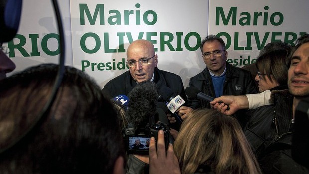 Redazione, il gangster Renzi e i partiti dello stato borghese, si sono presi un cazzotto sui denti. Operai, lavoratori, disoccupati, pensionati, non votano più Per Renzi e i partiti dello stato borghese hanno votato i padroni, i parassiti dei partiti, i delinquenti che aspettano le commesse “Male l’affluenza, bene i risultati: 2-0 netto” per noi, commenta Renzi. Esulta anche il leghista Salvini: “Il pallone Renzi si sta sgonfiando”. La realtà è che si sono sgonfiati tutti i parassiti dei partiti Stefano Bonaccini si conferma vincitore delle elezioni regionali in Emilia Romagna con il 49,05% dei voti. I votanti sono stati il […]