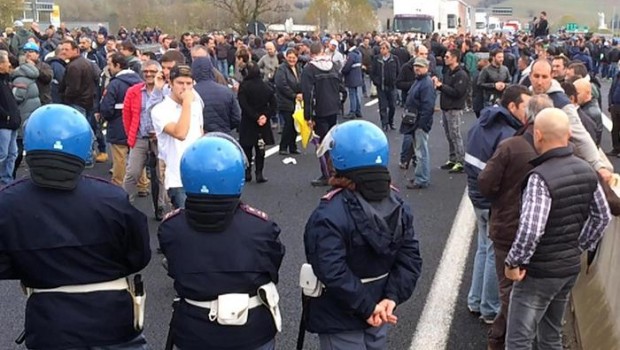 Redazione di Operai Contro, dopo il blocco dell’autostrada, padroni, governo e sindacati, hanno riconvocato il “loro tavolo” per oggi pomeriggio Noi operai siamo pronti: nessun licenziamento, nessuna chiusura. Stiano attenti, abbiamo dimostrato che non scherziamo Un operaio AST