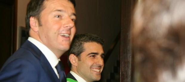 Redazione, Renzi e i manganelli viaggiano assieme A Parma la polizia carica e manganella. Un lettore Cronaca Matteo Renzi arriva in Emilia per lanciare il suo candidato Stefano Bonaccini per le elezioni regionali. La prima tappa è quella di Parma, ma ad accoglierlo c’è l’ennesima contestazione: un presidio di centri sociali, rappresentanti Fiom ed esponenti di Lista Tsipras e Rifondazione comunista davanti al Comune. Mentre il premier visita l’azienda di Paolo Pizzarotti, coinvolto nel 1992 nell’inchiesta di tangentopoli per l’appalto dell’aeroporto Malpensa, in centro la polizia carica un gruppo di manifestanti che cerca di sfondare il cordone di sicurezza. […]