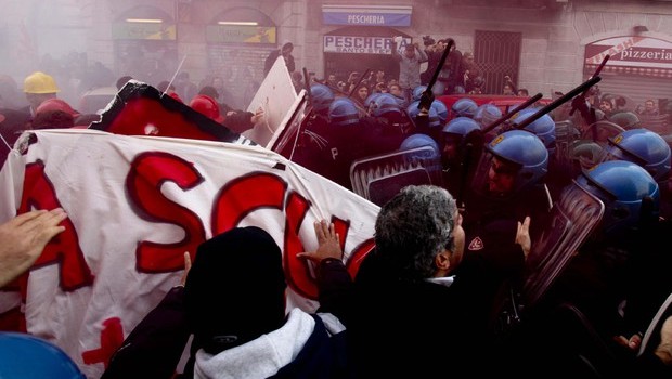 Caro Operai Contro, come un appestato ormai con la fine segnata, Renzi non si libera più dalle contestazioni, gli è toccato anche a Pescara. Non si ricorda un capo del governo così contestato. Il rigoglioso raccolto di contestazioni, è tutto per la bravura antioperaia e antipopolare con la quale Renzi, legifera, e va di giorno in giorno insultando la gente con il suo infinito carniere di provocazioni e cazzate. A contestarlo in prima fila ci sono gli operai che vengono licenziati, mentre Renzi predica “tutele crescenti” dai suoi pulpiti blindati, riparato dagli “umori” dei manifestanti inferociti e armati di […]