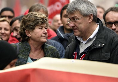 Redazione di operai Contro, non ne posso più delle processioni Oggi a Milano due processioni: una della FIOM l’altra dei CUB Con le processioni noi operai non butteremo mai nella merda il governo del gangster Renzi. Il Pd si ricompatta, la proposta di riforma dello statuto, per quanto riguarda l’art 18, torna alla proposta Fornero. E’ una prersa per il culo che non si combatte con le processioni La leader della Cgil Susanna Camusso e il segretario della Fiom Maurizio Landini ‘bocciano’ la mediazione raggiunta all’interno del Pdsul Jobs Act. Maurizio Landini e anche lui tuona: l’intesa raggiunta è “una […]