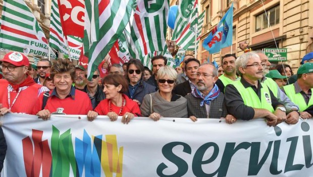 Redazione di Operai Contro, Oltre centomila persone, secondo le stime del sindacato, hanno partecipato a Roma alla processione dei lavoratori del pubblico impiego. Alla fine la solita predica del leader della Cgil, Susanna Camusso, “Se il premier Renzi afferma di non volere lo scontro sul lavoro – ha detto Camusso – allora dica alla sua ministra di smetterla di dire che i lavoratori pubblici sono privilegiati, perché così si divide il lavoro. Le risposte le vogliamo. Smettete di fare i dilettanti allo sbaraglio, non si può trattare la P.a. come se non fosse il centro, il perno dei servizi. Il […]