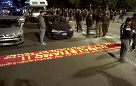 Redazione di Operai Contro, Gli operai dell’Ast hanno bloccato per ore il traffico sul Raccordo Terni-Orte e sulla E45 in entrambe le direzioni. Lo hanno fatto nel corso di una nuova manifestazione spontanea Il corteo spontaneo è partito dai cancelli delle acciaierie. Ha attraversato tutta la città per raggiungere lo svincolo Terni Ovest del raccordo dove i manifestanti hanno interrotto il traffico. Dopo circa un’ora gli operai hanno poi bloccato anche la superstrada E45 in entrambe le direzioni. Le manganellate della polizia non ci fanno paura ne fermeranno la nostra lotta I tavoli dei padroni, governo e sindacati non […]