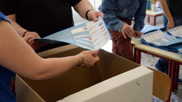 Redazione, Ancora una volta il partito dell’astensione è il primo partito di queste elezioni regionali. Vanno a votare i padroni, gli affiliati dei partiti politici, gli uomini della drangheta calabrese e dell’emilia e romagna. Renzi canterà ancora vittoria Renzi è il capo bastone dei padroni Un lettore Cronaca ANSA E’ stata del 34,62% l’affluenza registrata alle ore 19 per le regionali della Calabria. Alle precedenti regionali, nel 2010, l’affluenza, alla stessa ora, era stata del 28,7%. In quella occasione, però, si votava anche di lunedì. A Catanzaro città ha votato per le regionali il 42,12% (il 31,41% alle precedenti […]