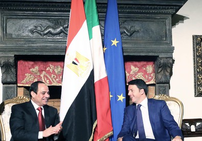 Redazione, Il gangster Renzi incontra il dittatore egiziano Abdel Fatah al-Sisi.. Il gangster Renzi esprime la sua solidarietà al compare “Solidarietà all’Egitto per gli attacchi terroristici delle ultime settimane: l’Italia è al fianco del governo egiziano e farà di tutto” perché la stabilità dell’area, “che non può che passare dalla lotta senza quartiere al terrorismo, sia affermata senza cedimento e debolezza”. “Parlo da presidente di turno delle istituzioni europee: sono assolutamente convinto che, se è vero che il Mediterraneo non è la frontiera ma il cuore dell’Europa, non possiamo che vedere nell’Egitto il partner strategico per affrontare insieme le questioni […]