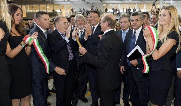 Caro Operai Contro, Renzi per le porcate che sta facendo contro gli operai, non riesce a distinguersi dalla”nuova destra che avanza”, perciò cita Marx per autoreferenziarsi come uomo di sinistra. Renzi nega che l’astensionismo al 63% alle recenti elezioni regionali, sia anch’essa una manifestazione contro il Jobs act e contro il suo governo. Tira in ballo “una lettura marxiana se non marxista”, per la quale lui starebbe “cambiando il mondo” e non solo “interpretandolo”. Renzi ha proprio ragione: lui il mondo lo vuole cambiare, mandando in miseria gli operai e facendo prosperare i padroni. Non diamogli tregua nelle fabbriche […]