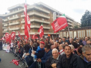 Il presidente del Consiglio Matteo Renzi contestato pesantemente a Reggio Calabriadai lavoratori della Cgil. I manifestanti hanno attaccato e sono volate parole pesanti in direzione del premier. fuori dallo stabilimento ‘Omeca’ dell’Ansaldo Breda, blindatissimo per l’arrivo del premier. Renzi ha visitato la fabbrica che realizza i vagoni delle metropolitane. Foto ricordo con il sindaco Falcomatà e con il neo governatore della Calabria Mario Oliverio e poi è andato via senza incontrare i 500 lavoratoriche protestavano lanciando uova contro i politici locali venuti a fare passerella