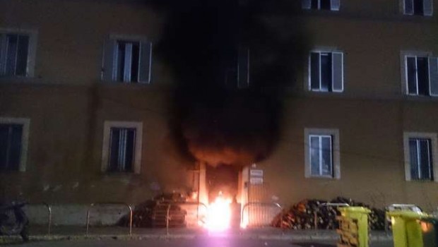 Redazione di Operai Contro, a Terni continua il balletto dei tavoli. Padroni, governo e sindacati vogliono rincoglionirci Vi invio una cronaca del messaggero Un operaio AST Terni Ennesimo incontro al Mise sulla vicenda Ast. ore 2.00 Gli operai presenti vogliono sapere dai sindacati quali sono le iniziative da intraprendere dopo il congelamento del tavolo. Le Rsu hanno risposto che la decisone sarà presa dall’assemblea di fabbrica convocata per questa mattina alla quale prenderanno parte anche i segretari nazionali. Ore 1.00 . Parcheggiata davanti ai cancelli d’ingresso dell’Ast, dalla parte interna, c’è una grossa jeep. Viale Brin continua a essere […]