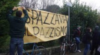 Redazione, I capi nazipadani della Lega, a lungo tollerati con le loro dichiarazioni e rivendicazioni di politiche nazifasciste, scoprono che la realtà è un po’ diversa da come la vorrebbero loro, per continuare a tenere il cadreghino alimentando la guerra tra poveri, il razzismo e la caccia al diverso. Invio un articolo del “Fatto quotidiano”. Saluti da Palazzago BG La vettura su cui viaggiava il segretario della Lega, ferma vicino all’ingresso della struttura, è stata circondata dai giovani dei collettivi: l’autista è ripartito rischiando di investire alcuni manifestanti. Il leader del Carroccio: “Ci avrebbero massacrato”. Calderoli, vicepresidente del Senato: […]