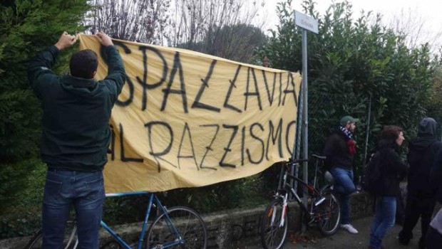 Redazione, I capi nazipadani della Lega, a lungo tollerati con le loro dichiarazioni e rivendicazioni di politiche nazifasciste, scoprono che la realtà è un po’ diversa da come la vorrebbero loro, per continuare a tenere il cadreghino alimentando la guerra tra poveri, il razzismo e la caccia al diverso. Invio un articolo del “Fatto quotidiano”. Saluti da Palazzago BG La vettura su cui viaggiava il segretario della Lega, ferma vicino all’ingresso della struttura, è stata circondata dai giovani dei collettivi: l’autista è ripartito rischiando di investire alcuni manifestanti. Il leader del Carroccio: “Ci avrebbero massacrato”. Calderoli, vicepresidente del Senato: […]