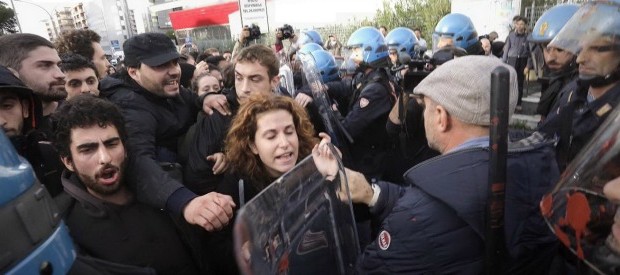 Redazione di Operai Contro, Al grido di “Fuori i banchieri dalle università” centinaia di studenti si sono riuniti davanti all’Università Roma Tre, nel quartiere Ostiense, per protestare contro la presenza del presidente della Banca Centrale Europea, Mario Draghi. Gli studenti hanno cercato di raggiungere Draghi ma la polizia li ha respinti. Il gruppo di protesta si è riunito fuori dall’ateneo già prima dell’arrivo del presidente della Bce e lo ha accolto a suon di slogan, striscioni e lanci di uova e vernice. Durante il convegno, i manifestanti hanno più volte tentato di entrare nell’edificio per manifestare contro Draghi, ma sono stati […]