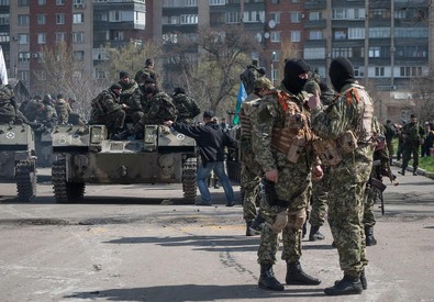 Redazione di Operai Contro, Padroni UE, USA E Russi parlano di fine dei combattimenti belle ucraine Sono menzogne, la guerra in Europa avanza Dall’ANSA: Intensi combattimenti di artiglieria sono scoppiati nella notte a Donetsk, una roccaforte dei separatisti filorussi nell’est dell’Ucraina. E’ la prima volta dalla firma del cessate il fuoco avvenuta il 5 settembre. I combattimenti avvengono proprio dopo la segnalazione degli osservatori dell’Osce, che avevano visto numerosi carri armati filorussi transitare nella zona e che avevano espresso forte preoccupazione. Guerra alla guerra dei padroni Un lettore