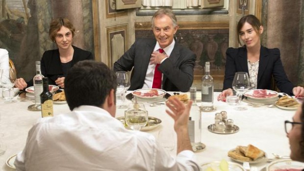 Redazione di Operai Contro, ecco come si svolge un tavolo. Prima un confronto sull’agenda internazionale, poi cena a base di pizza anche con alcuni parlamentari dem e ministri. Così Matteo Renzi ha accolto a Palazzo Chigi l’ex premier britannico Tony Blair che, dopo il faccia a faccia tra i due, ha potuto gustare uno dei simboli del made in Italy insieme ai ministri Boschi, Madia, Orlando e ai parlamentari Amendola, Quartapelle, Pini e Romano. Tutto a nostre spese Un lettore