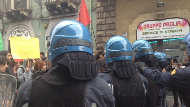 Caro Operai Contro, ieri Renzi l’aveva già sparata grossa quando l’Istat ha comunicato il record storico dei disoccupati arrivati al 13,2%. La sua dichiarazione di “100 mila nuovi posti di lavoro da febbraio”, voleva invece lasciar intendere che la disoccupazione fosse in calo. Frasi ad effetto a scopo propagandistico, vanagloriosi calcoli di bassa lega, colossale presa per il culo, prima di tutto nei confronti dei disoccupati. Purtroppo per noi, al di là dei giochini infantili di Renzi, i licenziamenti e le uscite dal lavoro sono molto di più delle assunzioni, ed inoltre più ogni anno una nuova leva di […]