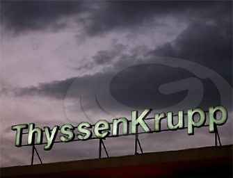 Redazione, il tavolo diventa sempre più lungo. Non sanno bene come fregarci Hanno paura della nostra reazione e fanno bene Un operaio ast dal corriere dell’Umbria Una giornata di trattative fiume conclusa con un nuovo rinvio. La vertenza Ast è stata aggiornata alla mattinata di venerdì 28 novembre dopo ore di trattatative iniziate nel pomeriggio di mercoledì 26 e proseguite fino a tarda notte. Intorno al tavolo convocato al Mise, i sindacati, il governo, l’azienda e le istituzioni locali, tutti impegnati a trovare l’accordo per salvare il polo siderurgico ternano. Per i sindacati, che hanno diffuso una nota annunciando il […]