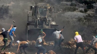 Turchia: via gli alberi per far posto a una centrale, rabbia a Soma Gli abitanti del villaggio di Yirca, nella Turchia occidentale, hanno difeso strenuamente gli ulivi secolari, ma le guardie di sicurezza della compagnia elettrica Kolin Group li hanno allontanati con la forza. Un tribunale aveva negato il permesso di distruggere il bosco, ma la sentenza è arrivata troppo tardi di MONICA RUBINO Gli abitanti di Yirca protestano contro l’abbattimento degli ulivi  ANKARA – Ha scatenato l’ira di ambientalisti e abitanti l’abbattimento di migliaia di alberi nella città turca di Soma, dove sarà costruita una centrale elettrica. Kolin […]