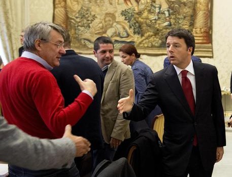 Redazione di Operai Contro, di fronte alla solita risposta inconcludente di Landini e Canusso il gangster va avanti “Il sindacato fa il suo lavoro: in bocca al lupo. Ma noi andiamo avanti perché il nostro obiettivo non fare una battaglia politica ma far ripartire l’Italia e su questo non molliamo di un millimetro”. Lo dice il premier Matteo Renzi in un’intervista al Tg5. “Le dinamiche parlamentari le vedremo alla Camera nei prossimi giorni, nelle prossime settimane. Se ci sarà bisogno metteremo la fiducia” sul Jobs act. “L’importante è che la fiducia non la perdano gli uomini e le donne […]