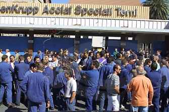 Redazione di Operai Contro, Terni – Dopo quattro mesi di incontri e scontri, occupazioni, 36 giorni di sciopero, è stato firmato l’accordo per le acciaierie di Terni. I punti salienti dell’accordo (LEGGI IL TESTO COMPLETO). Un milione di tonnellate di produzione, due forni accesi (anche se il secondo con ritmi ridotti); nessun licenziamento, personale ridotto di 290 unità grazie al bonus di 80 mila euro lordi per i licenziamenti agevolati; 140 milioni di investimenti dell’azienda in quattro anni, a partire dal trasferimento della linea 5 di Torino che dovrebbe avvenire entro ottobre 2015; impegno generico nei confronti delle ditte […]