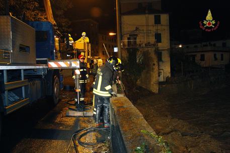 Redazione di Operai Contro, l’Italia affonda e Renzi in australia si pavoneggia con le sue riforme Il sindaco di Genova, invita a non uscire di casa e salire ai piani alti Padroni, politici, amministratori, si sono mangiati tutti i soldi che dovevano servire a mettere in sicurezza il territorio Un lettore Cronaca        Maltempo Liguria, esonda il torrente Cerusa Maltempo: Milano, esondato Seveso Liguria, esonda torrente a Voltri esondazioni e fango in Liguria Maltempo, esonda il Seveso a Milano Torna la paura al Nord dove piove da ore. I disagi maggiori in Liguria dove la protezione civile ha […]