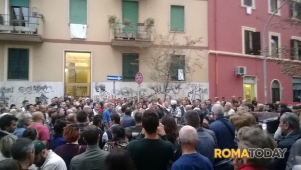 Redazione di Operai Contro, ti invio un comunicato degli amici di Antonio, vittima degli sbirri di Renzi A commissa’, siamo un intero quartiere che ti sputa in faccia! Ieri mattina verso le 12.30, in via Romanello da Forli una pattuglia della polizia del commissariato di porta maggiore ha arrestato un noto e stimato abitante del quartiere. Dopo essersi fermati a guardarlo mentre era intento in una discussione con un anziano vicino di casa, alla domanda del noto abitante su cosa volessero, sono scesi dalla volante esprimendosi in tono arrogante con la frase: “noi facciamo come ci pare”. A questo […]