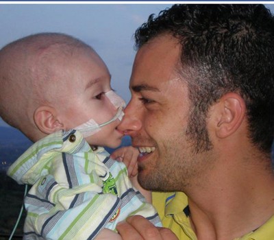 Redazione di Operai Contro, decine di bambini hanno partecipato al PalaMazzola di Taranto alla manifestazione “Insieme per Lollo: Il futuro scende in campo”, che il Comitato Cittadini e Lavoratori Liberi e Pensanti ha organizzato e dedicato a Lorenzo Zaratta, bimbo di 5 anni morto il 31 luglio scorso per un tumore al cervello diagnosticatogli a tre mesi dalla nascita. Una patologia che i genitori di Lorenzo hanno sempre collegato all’inquinamento causato dalla grande industria, dall’Ilva in particolare. Il padre di Lorenzo, Mauro, il 17 agosto 2012 partecipò a una manifestazione contro l’inquinamento nel capoluogo ionico mostrando la foto del […]